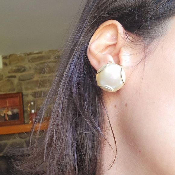 Vintage Faux Pearl Classic Pearl Screwback Clipon Earrings - Picture 3 of 8